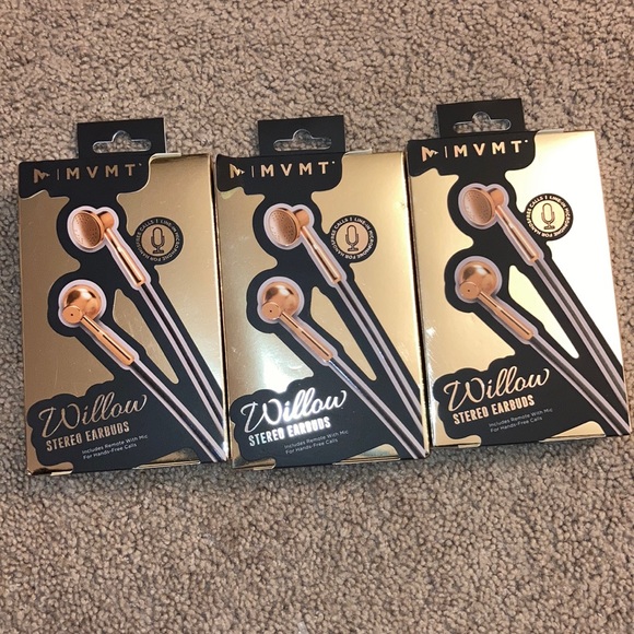 All for $30 or best offer/power bank,iPhone 11 pro and earbuds. - Picture 12 of 14